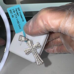 925 Silver Cross Pendant with Sparkling Moissanite